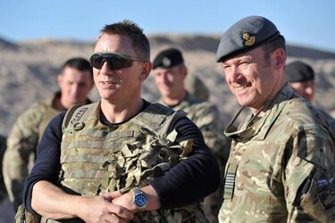 El actor Daniel Craig visita a las tropas británicas en Afganistán