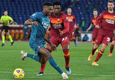 El AC Milan gana 2-1 en Roma y sigue a cuatro puntos del Inter