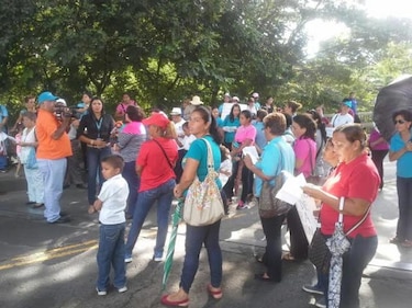 Docentes chiricanos trasladan sus protestas al puente sobre el río Risacua