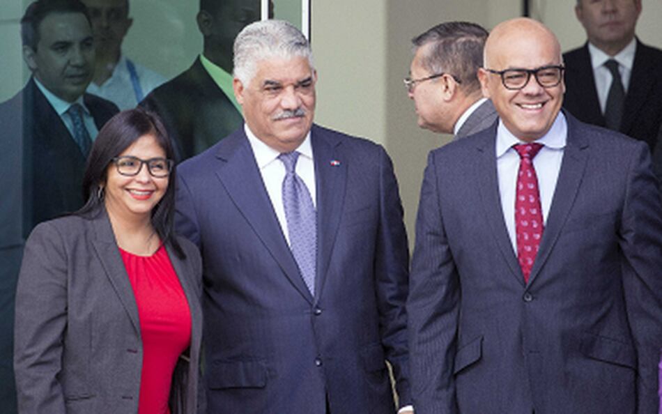 Gobierno de Venezuela y oposición prosiguen tenso diálogo este martes