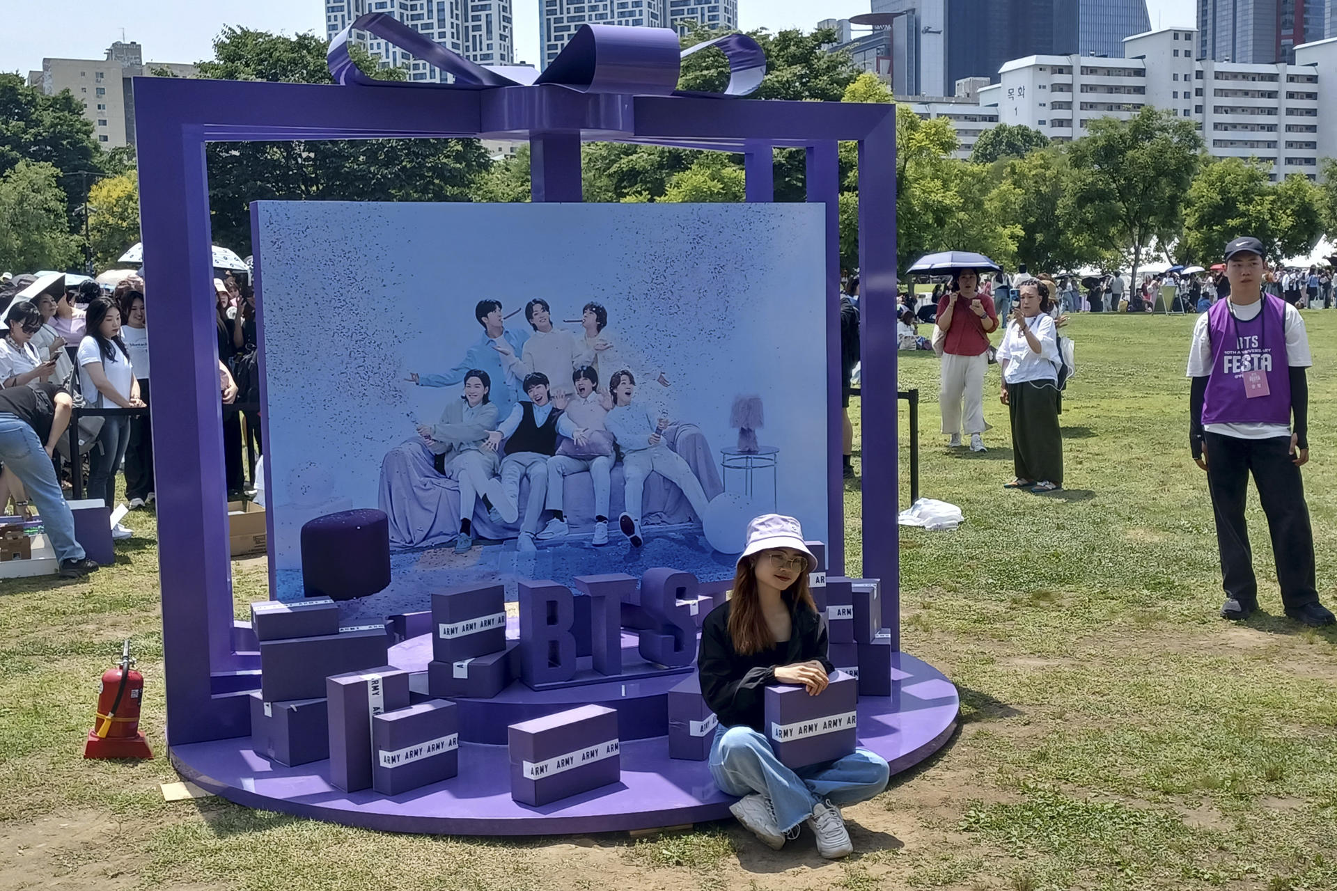 BTS tiñe de morado Seúl para celebrar sus diez años de vida