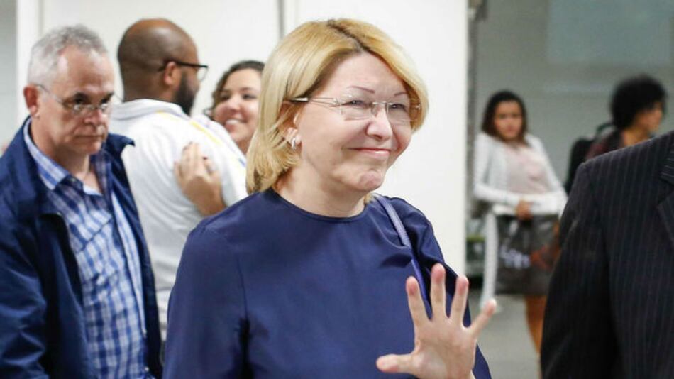 Exfiscal venezolana llega desafiante a Brasil después que Maduro pidiera su captura