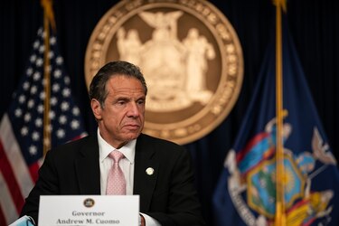 Gobernador de Nueva York amenaza con revertir desconfinamiento tras violación de protocolos