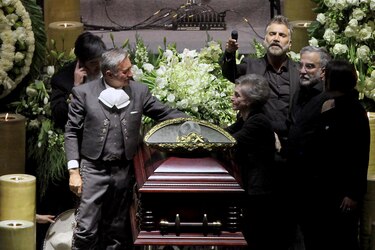 Como a un ‘ídolo del pueblo’, despidieron a Vicente Fernández en México