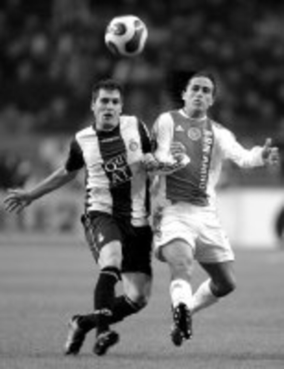 Uruguayo Walter Pandiani brilla y Espanyol avanza en la Copa UEFA