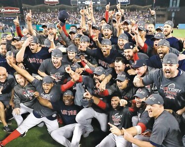 Alex Cora hace historia con Boston