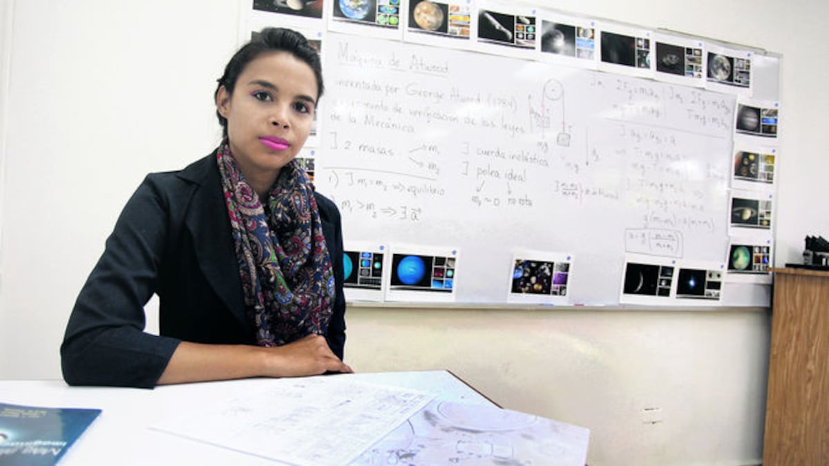 La científica trabaja en un proyecto de historietas de astronomía y en estudios de la máquina de Atwood y espectroscopia de estrellas con sistemas planetarios.