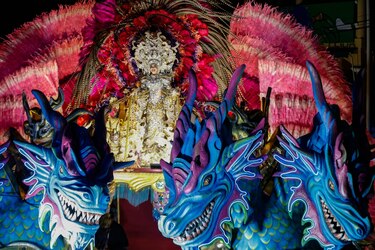 Las Reinas de Calle Arriba y Calle Abajo deslumbran en Las Tablas con un espectacular desfile