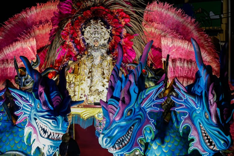 Las Reinas de Calle Arriba y Calle Abajo deslumbran en Las Tablas con un espectacular desfile