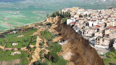 Las impresionantes imágenes del pueblo italiano que quedó al borde de un precipicio tras un enorme deslave