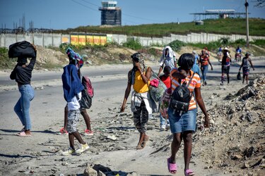 Centenares de desplazados haitianos huyen de la guerra entre bandas