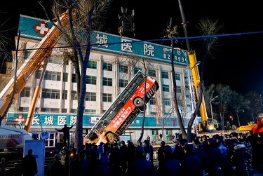 China: socavón se traga un autobús y causa al menos 6 muertes