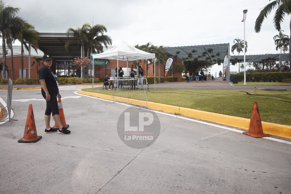 Jornada de recolección de firmas para la revocatoria de mandato se realiza con quejas por obstrucción de estacionamientos