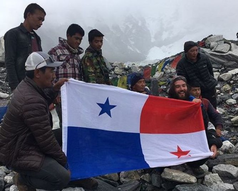 Bandera panameña, en el Everest