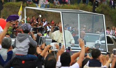 Papa Francisco llega a Ecuador y pide fomentar el diálogo