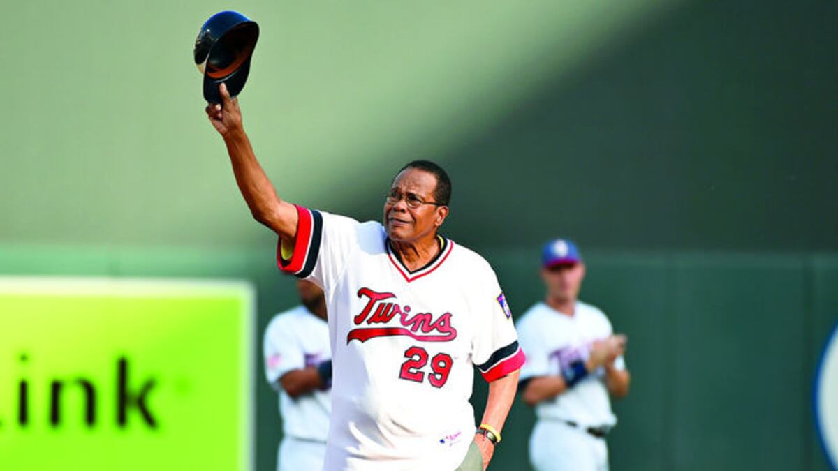 Rod Carew repite su recordada imagen en segunda base al quitarse el casco para saludar a los aficionados en el Target Field, en Minnesota. CORTESÍA