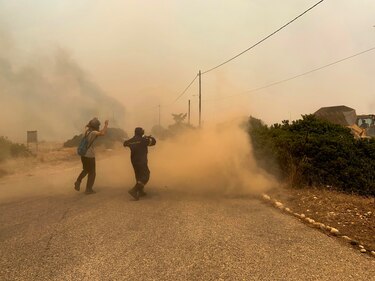 Los incendios en tres islas griegas siguen fuera de control