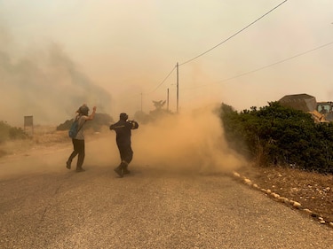 Los incendios en tres islas griegas siguen fuera de control