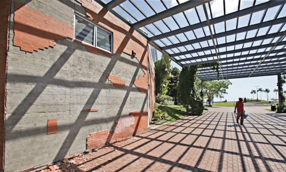 La desidia rodea millonario inmueble de la cinta costera