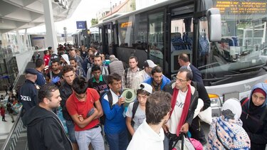 Más de 10 mil refugiados atraviesan desde Hungría a Austria y Alemania