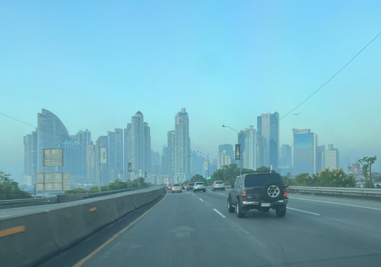 La ciudad amanece cubierta de humo tóxico por incendio en cerro Patacón