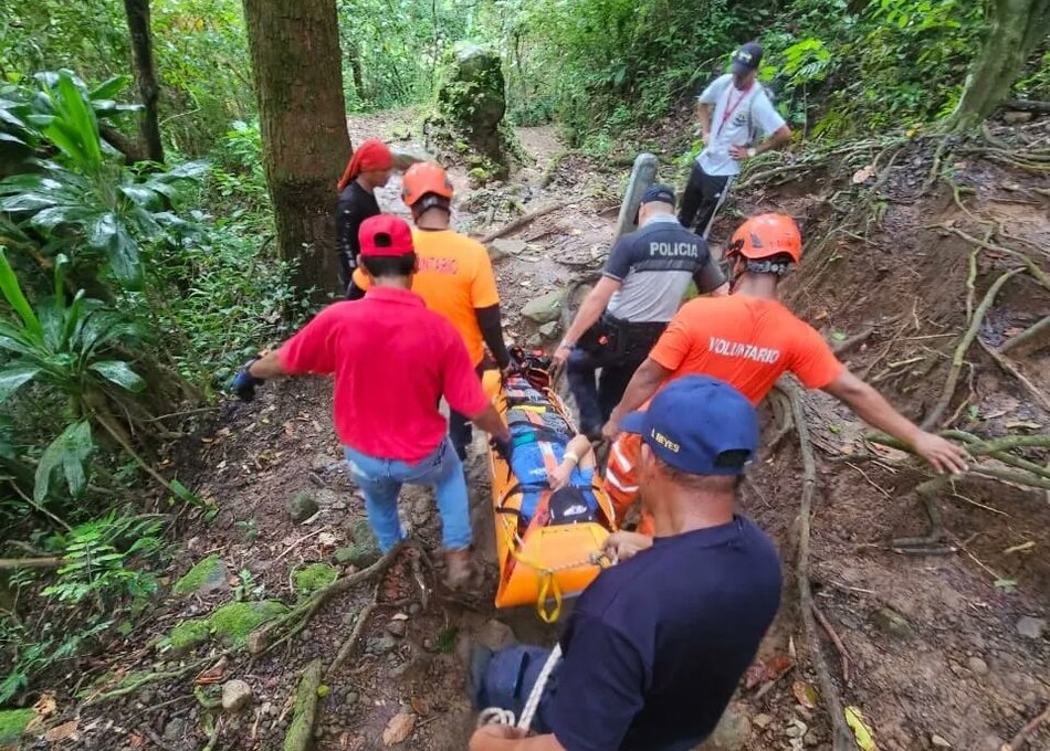 Caída de árboles y deslizamientos de tierra tras lluvias en varios sectores del país; rescatan a un turista en El Valle