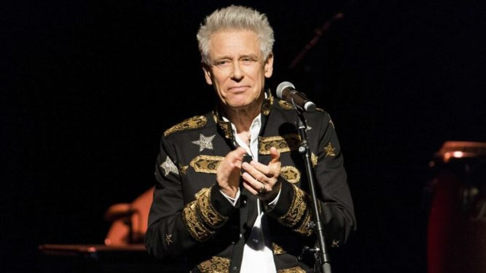 Bajista de U2 agradece a banda por ayudarlo con su adicción