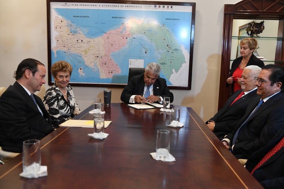 Mulino y exmandatarios panameños reafirman que la soberanía del país y del Canal de Panamá no son negociables