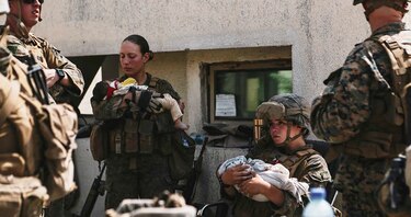 Estados Unidos muestra a sus soldados ayudando a bebés y niños en Afganistán