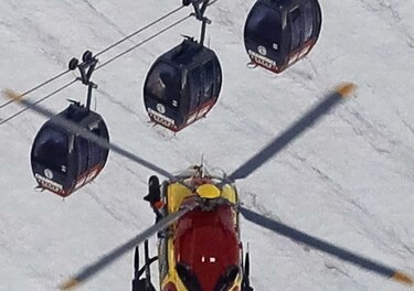 Rescatados 45 turistas varados sobre el Mont Blanc en un teleférico