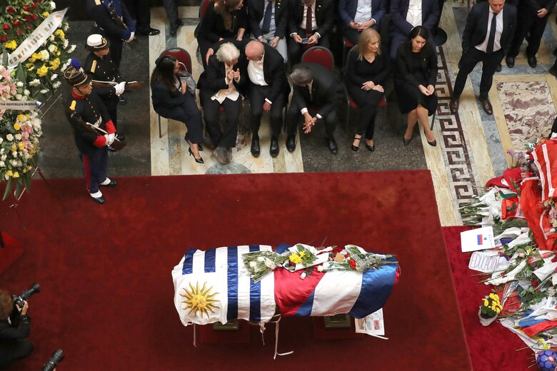 Tras dos emotivas jornadas, finaliza el velatorio de José Mujica