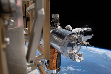 La cápsula de SpaceX abandona la Estación Espacial Internacional rumbo a la Tierra