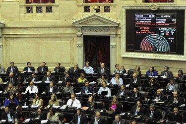 Tras luz verde de diputados, gobierno argentino busca aprobar pago a fondos 'buitres' en Senado
