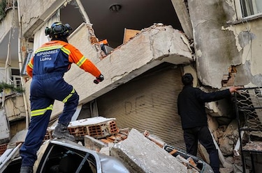 Los rescatistas liberan a un bebé de dos meses tras 128 horas bajo escombros