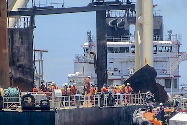 Submarinos de Sri Lanka logran tapar fuga de diésel en petrolero incendiado