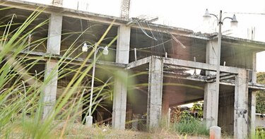 Se dilata construcción de aparcaderos en policlínica