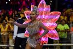 Brasil estalla en color y samba en la primera noche del Carnaval en Sao Paulo