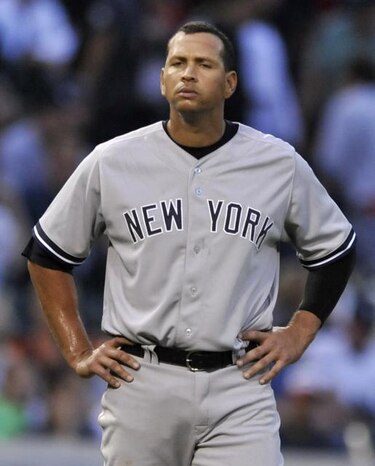 A-Rod, suspendido, desafiante, abucheado y vencido