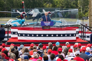Trump celebra protegido por vidrio antibalas su primer mitin al aire libre tras el ataque