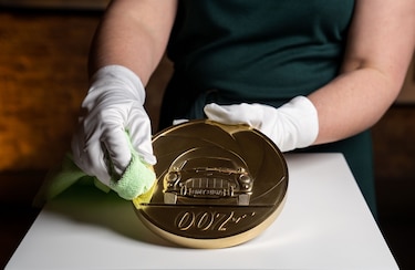 Una moneda de 7,000 libras y 7kg conmemorará la 25ª película de James Bond