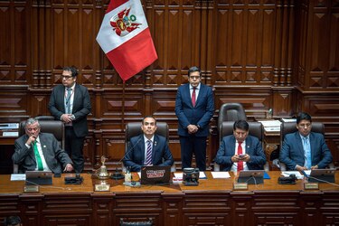 El Congreso de Perú destituye de manera exprés a la presidenta Dina Boluarte