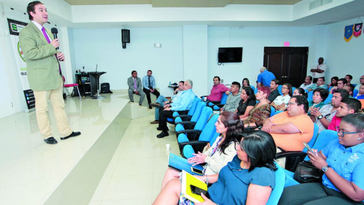 Antonio De Campos se dirige a la audiencia durante la exposición de su tema.
