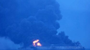 Treinta y dos desaparecidos en choque e incendio de barco de bandera panameña