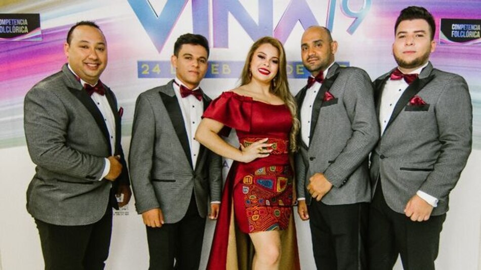 El vestido rojo y con mola de Margarita Henríquez en Viña del Mar