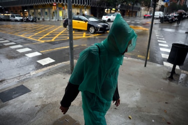 Lluvias inundan Barcelona y fuerzan la suspensión de vuelos, trenes y cierres de carreteras