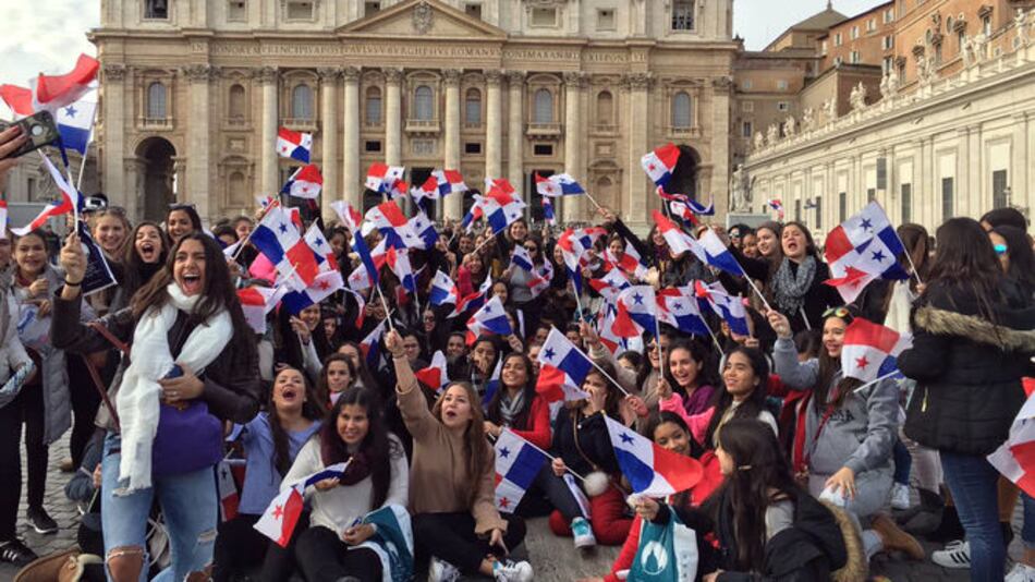 El papa Francisco saluda a un grupo de jóvenes panameñas