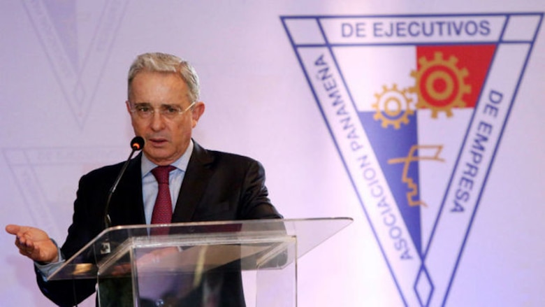 En medio de manifestación Álvaro Uribe dicta conferencia en Panamá