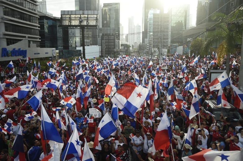 Miles de personas celebran el fallo de la Corte Suprema de Justicia en la Calle 50