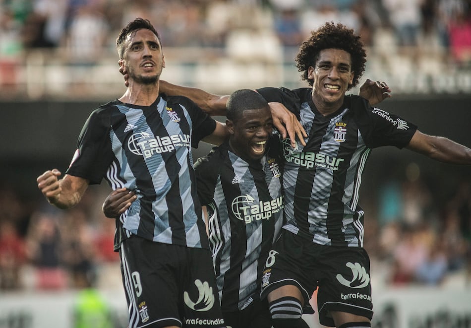 El Cartagena del panameño Adalberto Carrasquilla asciende a la segunda de España en penales