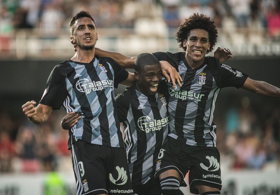 El Cartagena del panameño Adalberto Carrasquilla asciende a la segunda de España en penales